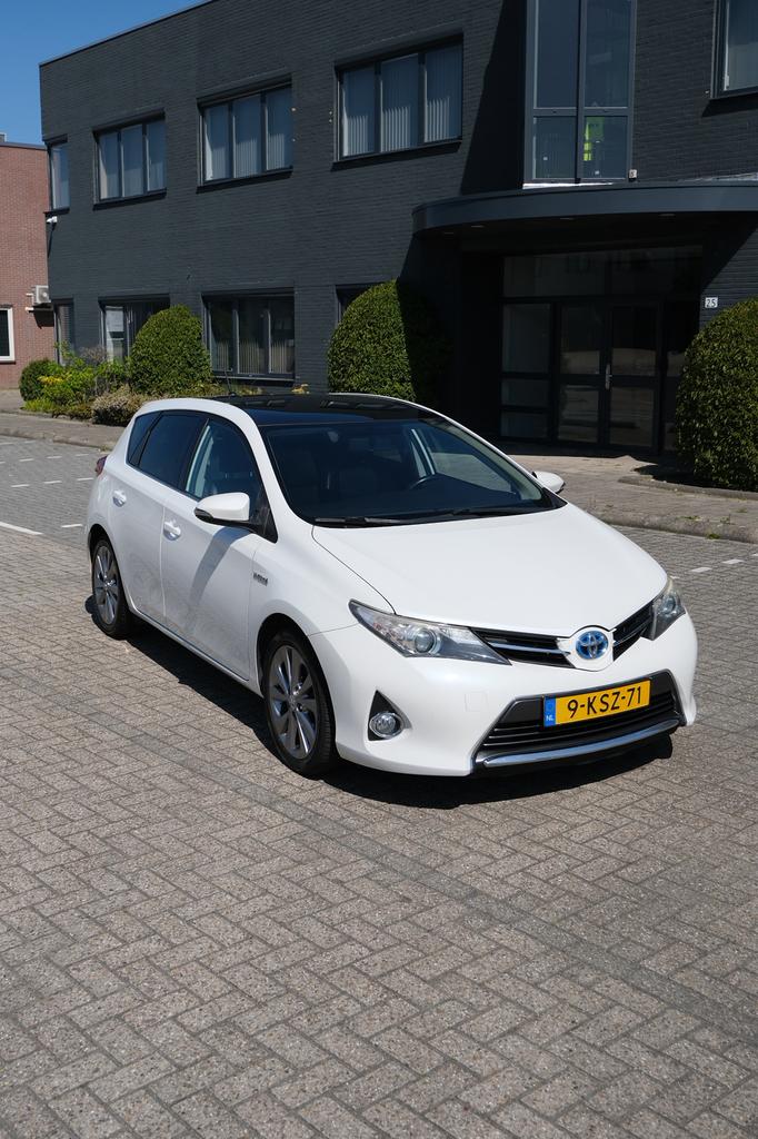 Toyota Auris 1.8 Hybrid e-CVT 2013 PANO LEDER CAMERA, Auto's, Euro 5, Zwart, 4 cilinders, Wit