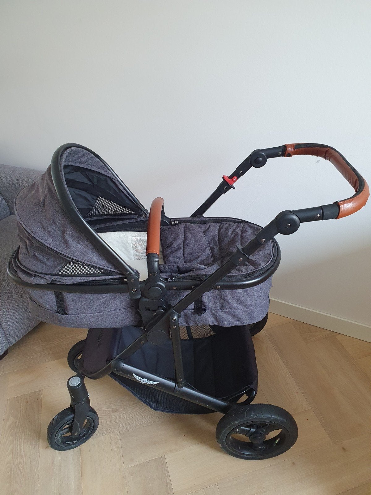 Stijlvolle kinderwagen met Reiswieg en Autostoeltje, Kinderen en Baby's, Kinderwagens en Combinaties, Gebruikt, Verstelbare duwstang