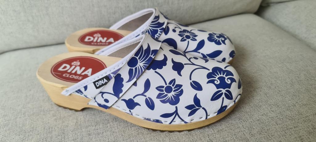 Nieuwe 40 Zweedse klompen Dina clogs Delftsblauw bloemen wit, Wit, Nieuw, Ophalen of Verzenden, Werkschoenen