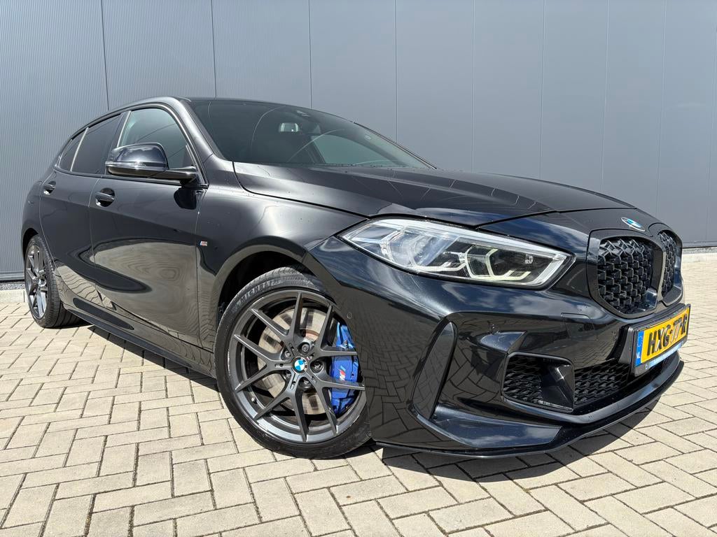 BMW 1-Serie M135i 306pk Aut Xdrive 2020 Zwart, Auto's, 1998 cc, 4 cilinders, Zwart, Leder