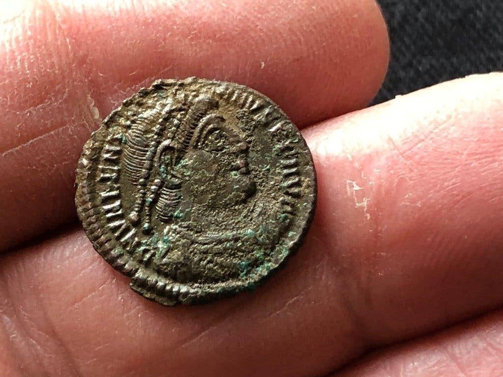 Romeinse munt VALENS met GEVANGENE bodemvondst top keerzijde, Ophalen of Verzenden