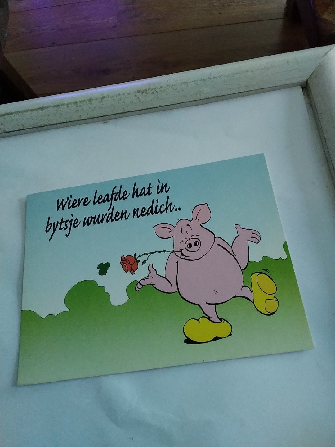 Ansichtkaart met grappige Friese tekst en varken op klompen, Ophalen of Verzenden