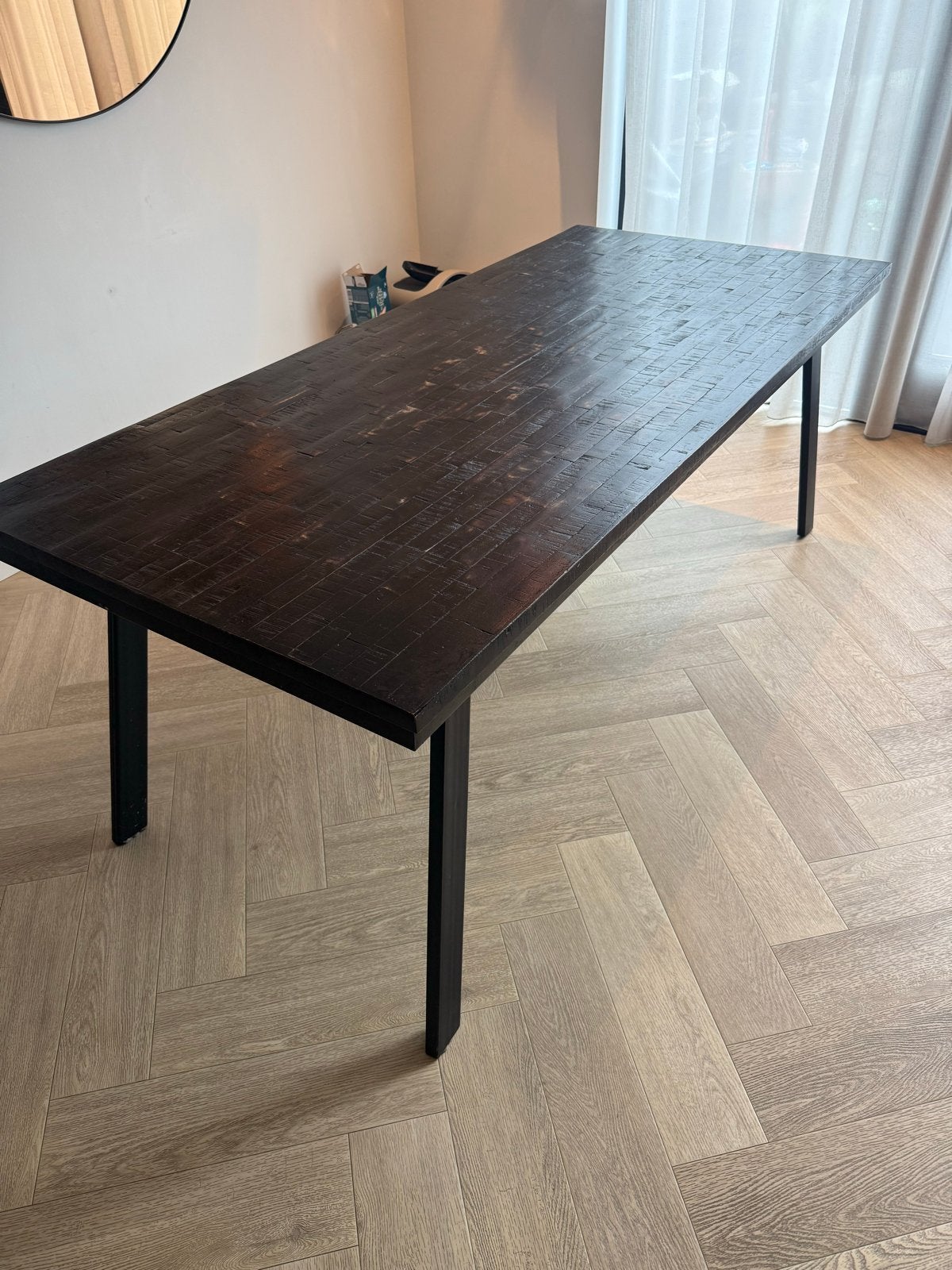 Zwarte eettafel met stalen poten en houten blad, Huis en Inrichting, Gebruikt, 200 cm of meer, Rechthoekig, Overige houtsoorten