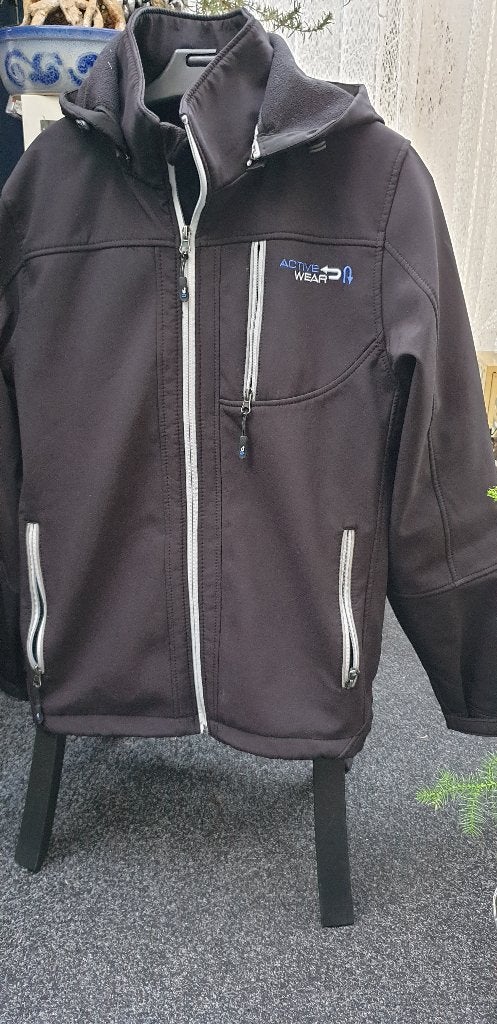 Zwarte softshell jas met afritsbare capuchon, Ophalen of Verzenden, Gedragen, Maat 48/50 (M), Zwart