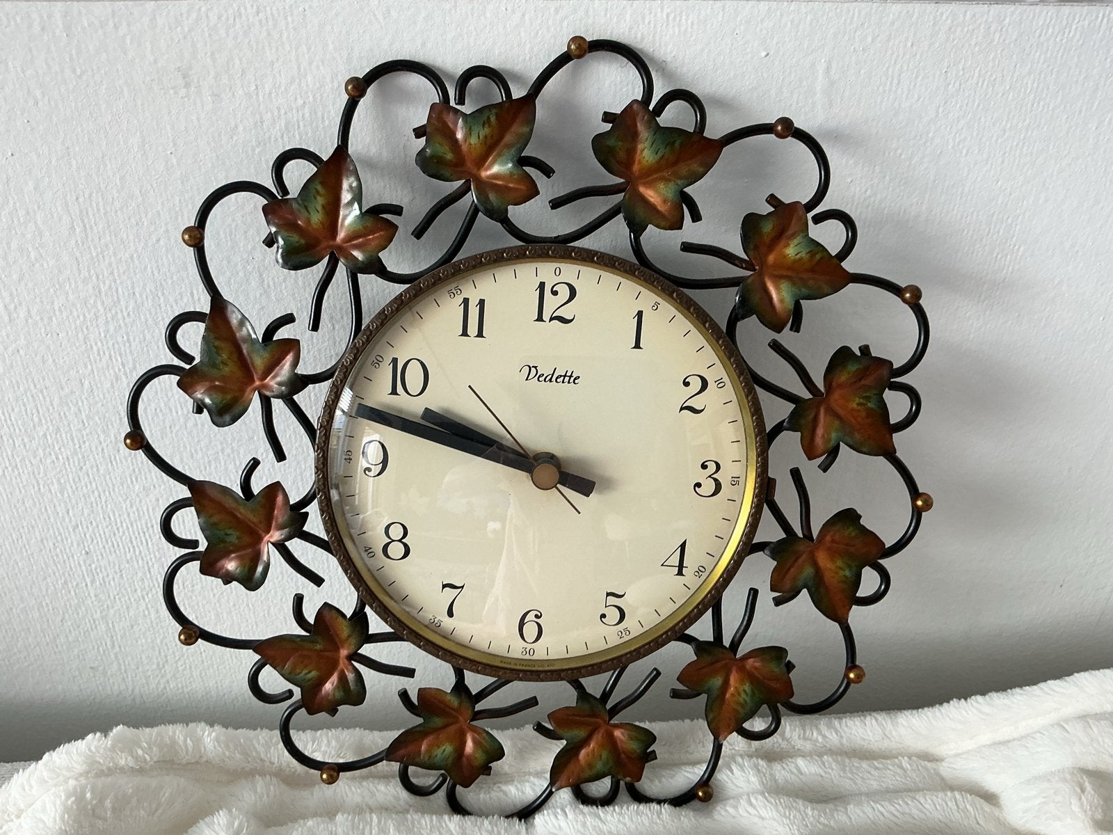 Vintage Vedette Wandklok met Bladmotief, Antiek en Kunst, Antiek | Klokken, Ophalen of Verzenden