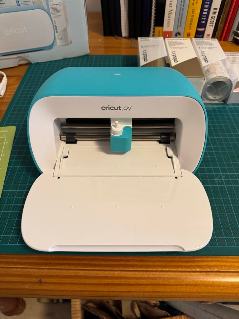 Cricut Joy Compact Smart Cutting Machine Starter Bundle, Hobby en Vrije tijd, Ophalen, Overige thema's, Meerkleurig, Zo goed als nieuw