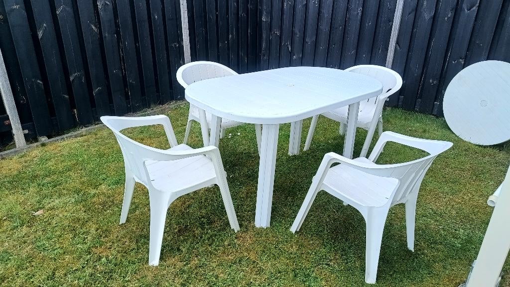 Complete kunststof tuinset wit - 4 stoelen en ovale tafel, Ophalen, Gebruikt, Kunststof, Stapelbaar