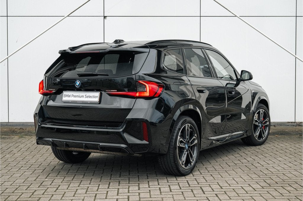 BMW X1 xDrive25e M Sport Automaat / Panoramadak / Sportstoel, Gebruikt, Zwart, Bedrijf, Hybride Elektrisch/Benzine