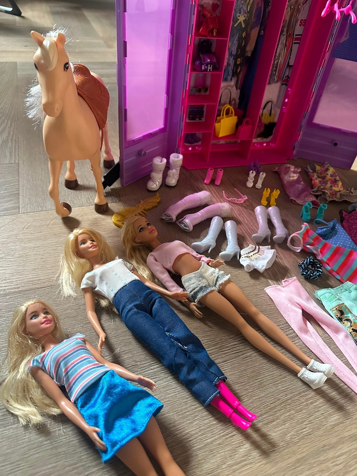 Grote Barbie set met 3 poppen, paard, kleding en kast, Kinderen en Baby's, Speelgoed | Poppen, Ophalen of Verzenden, Gebruikt