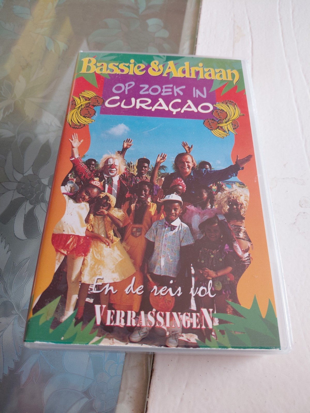 Bassie en Adriaan op zoek in Curaçao videoband CNR, Ophalen of Verzenden, Gebruikt, Kinderprogramma of -film, VHS