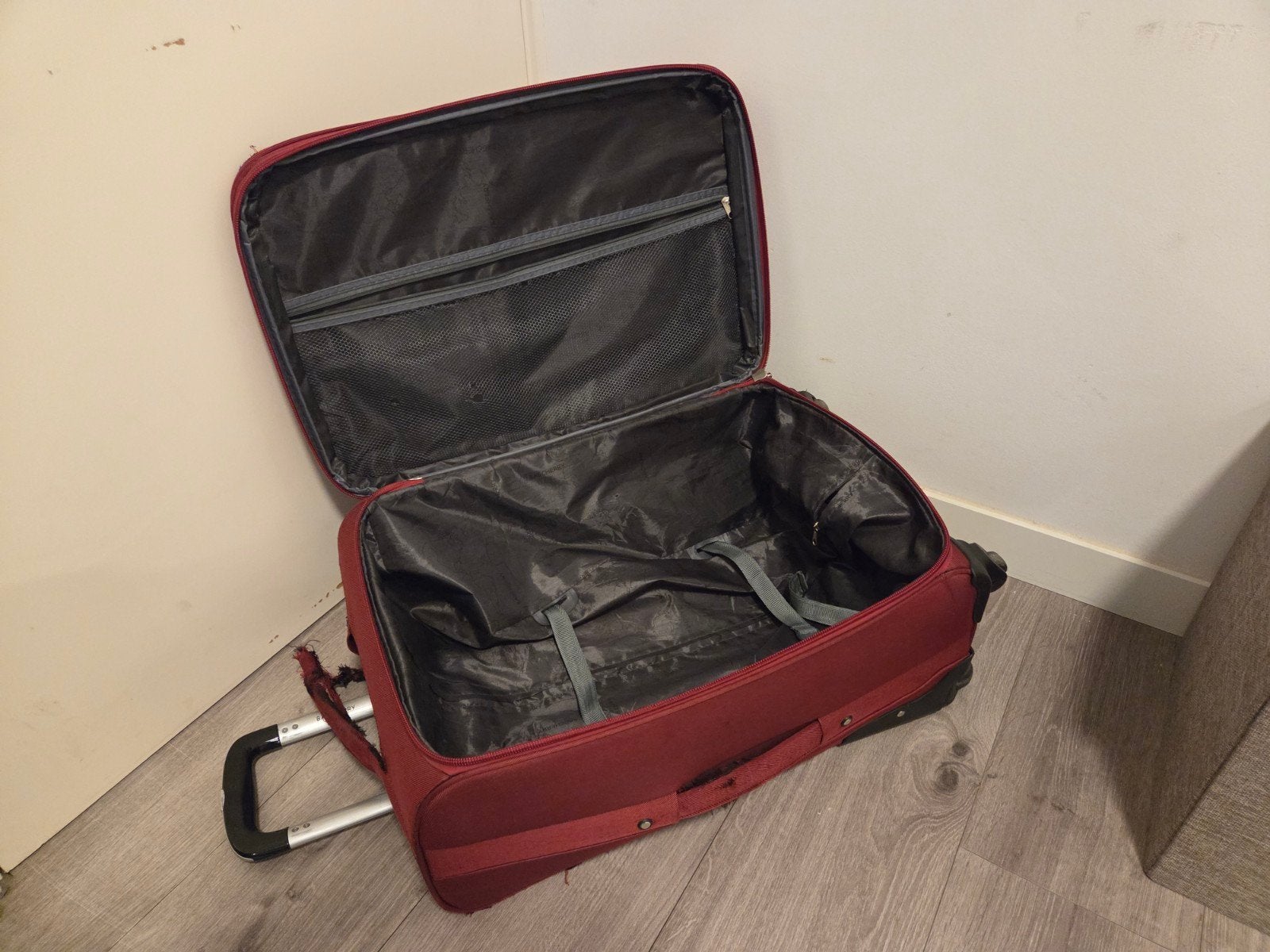 Gebruikte rode koffer, Ophalen, Uitschuifbare handgreep, 30 cm of meer, Gebruikt