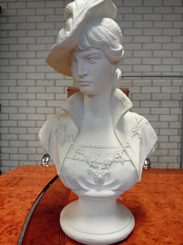 Elegant Gipsen Buste van Dame met Hoed - 55 cm Hoog, Ophalen, Gips, Buste, 50 - 100 cm
