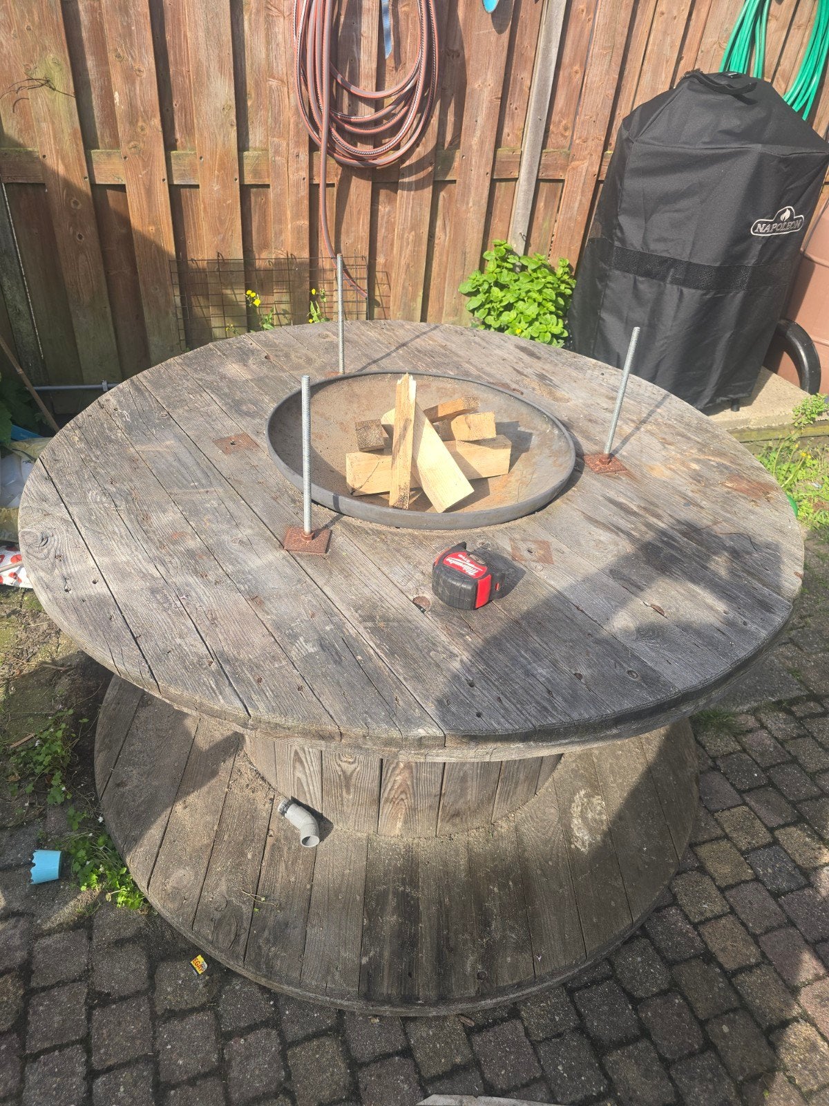Unieke tuintafel met vuurkorf van kabelhaspel, Ophalen, Gebruikt