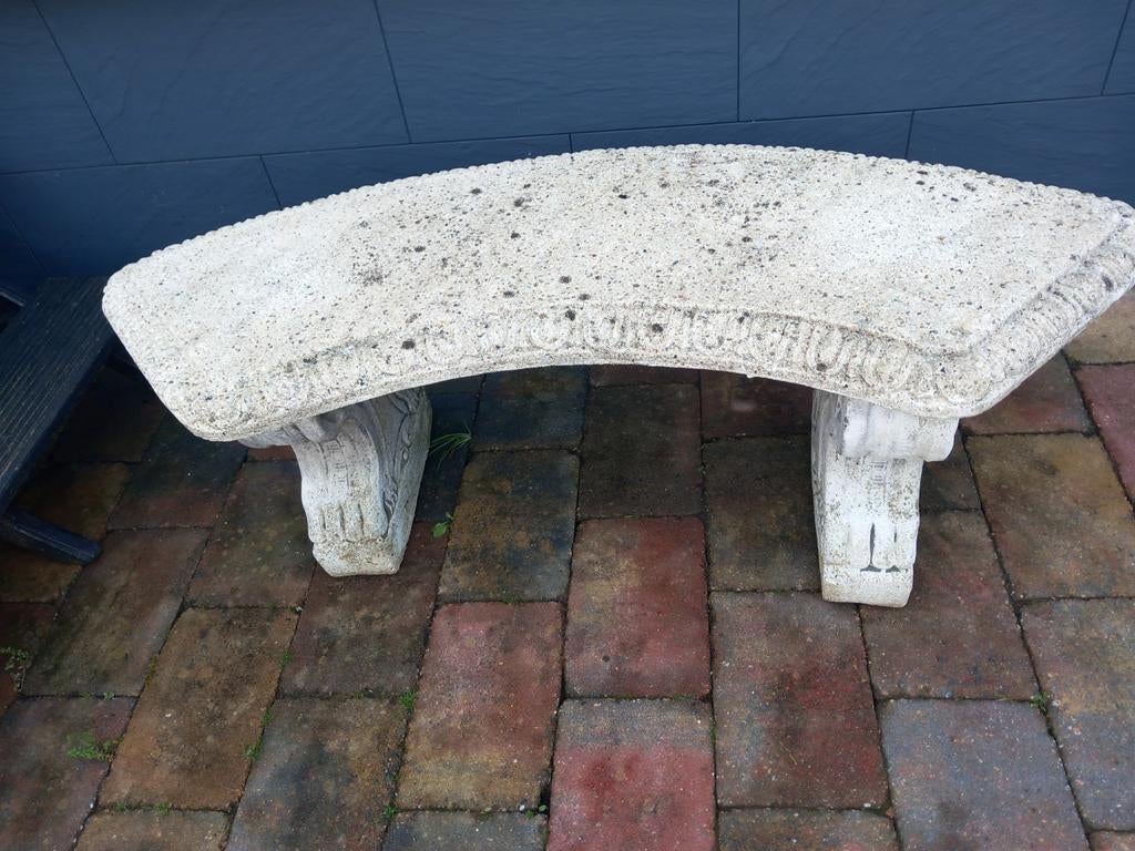 Betonnen bankje, Ophalen