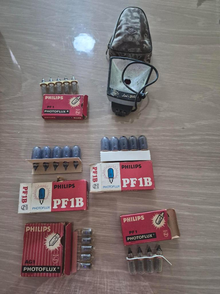 flitslampjes Philips PF1B + PF1 en flitsapparaat Agfa, Verzamelen, Fotografica en Filmapparatuur, Flitser, 1940 tot 1960, Ophalen