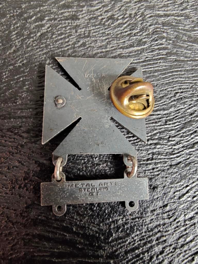US Military Marksman Award Rifle  Badge Pin, Verzamelen, Militaria | Algemeen, Ophalen of Verzenden, Landmacht, Amerika, Embleem of Badge