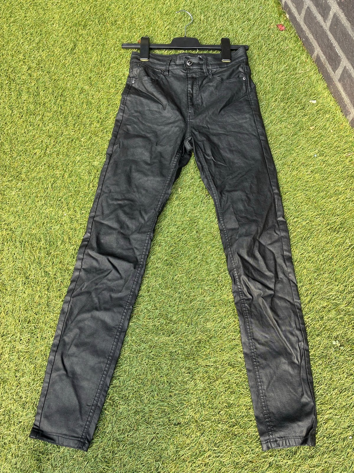 Stradivarius Zwarte Gecoate Broek Maat 36, Ophalen, Zo goed als nieuw, Maat 36 (S), Zwart