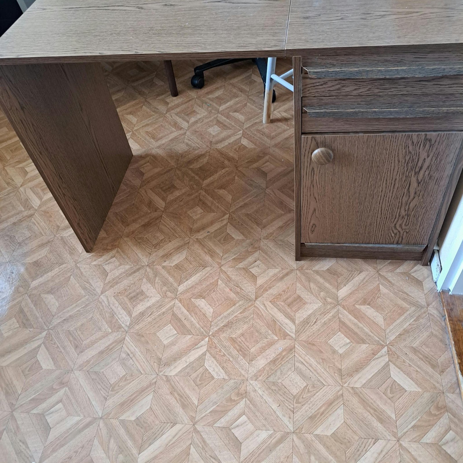 Oud naaitafeltje met kastje en uitklapbaar blad, Ophalen