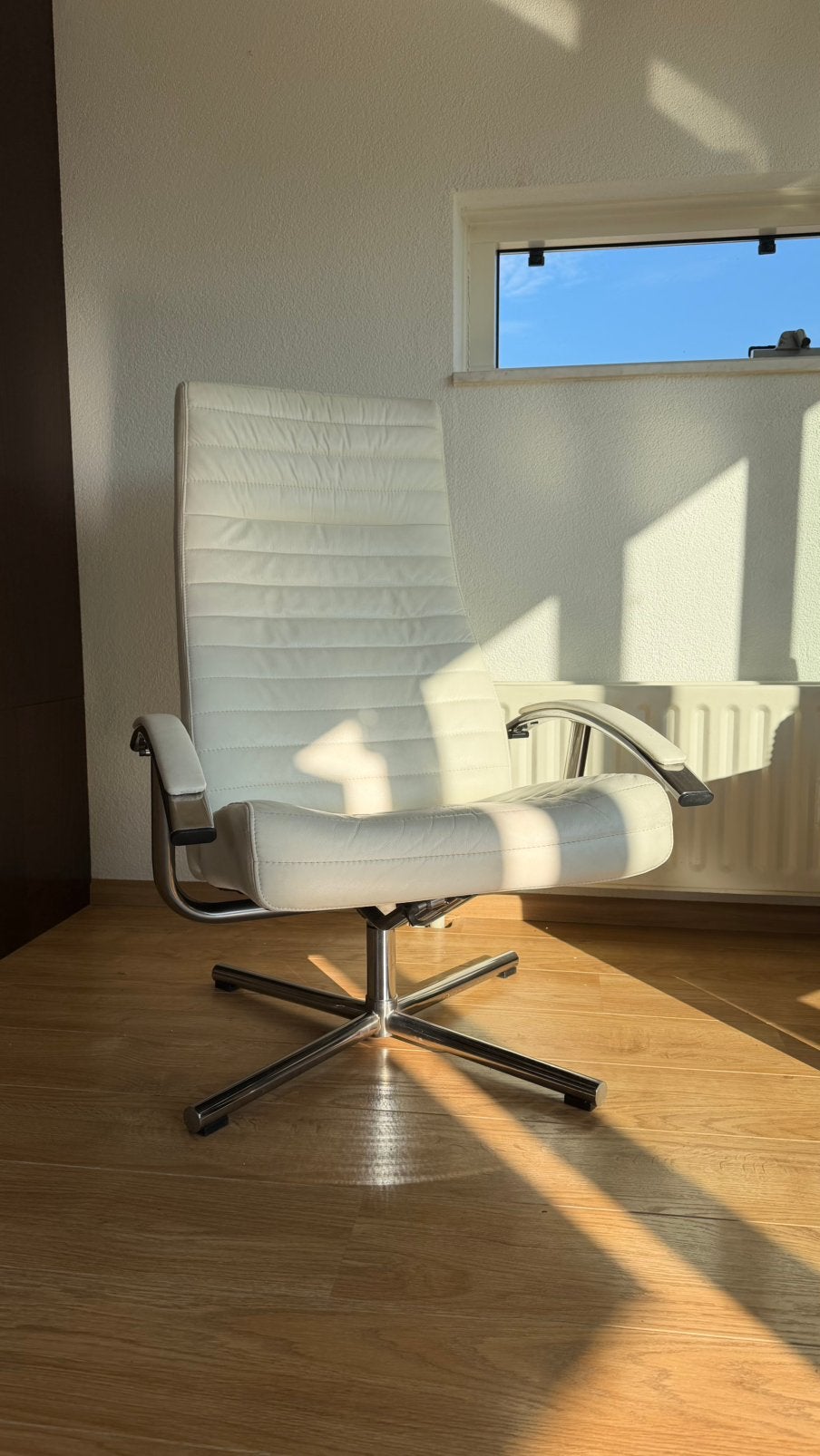 Elegante Witte Leren Fauteuil / Bureaustoel op Draaivoet, Ophalen, Gebruikt, 75 tot 100 cm, 50 tot 75 cm