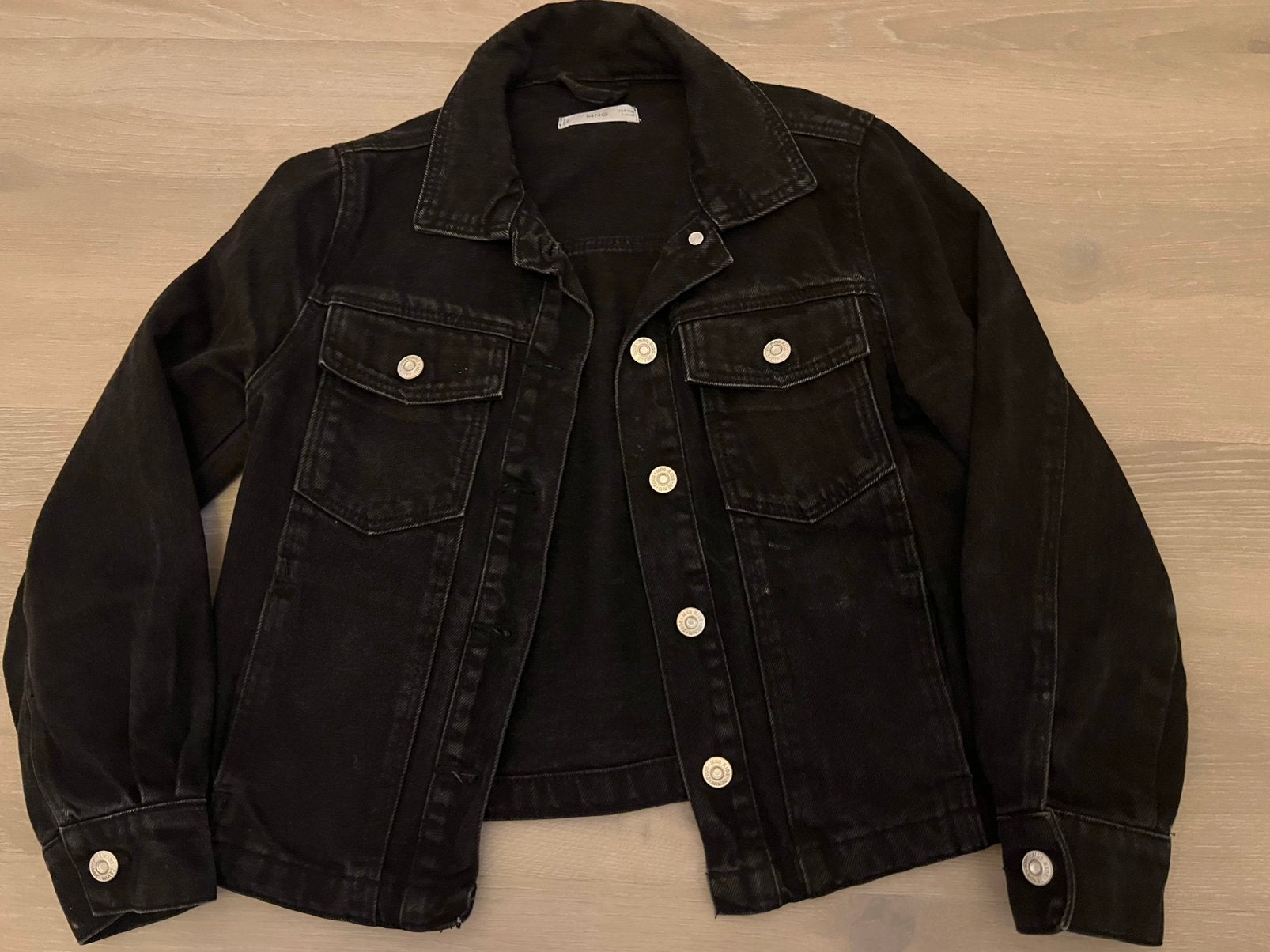 Spijkerjas zwart MNG maat 134, Kinderen en Baby's, Kinderkleding | Maat 134, Ophalen of Verzenden, Zo goed als nieuw, Meisje, Jas