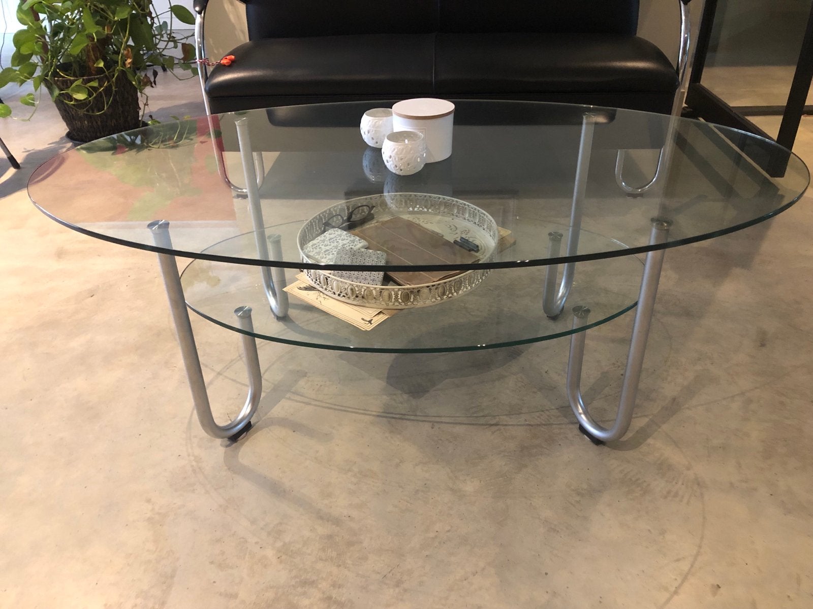 ovale glazen salontafel met metalen onderstel, Gispen?, Huis en Inrichting, Gebruikt, 100 tot 150 cm, Glas, Ovaal