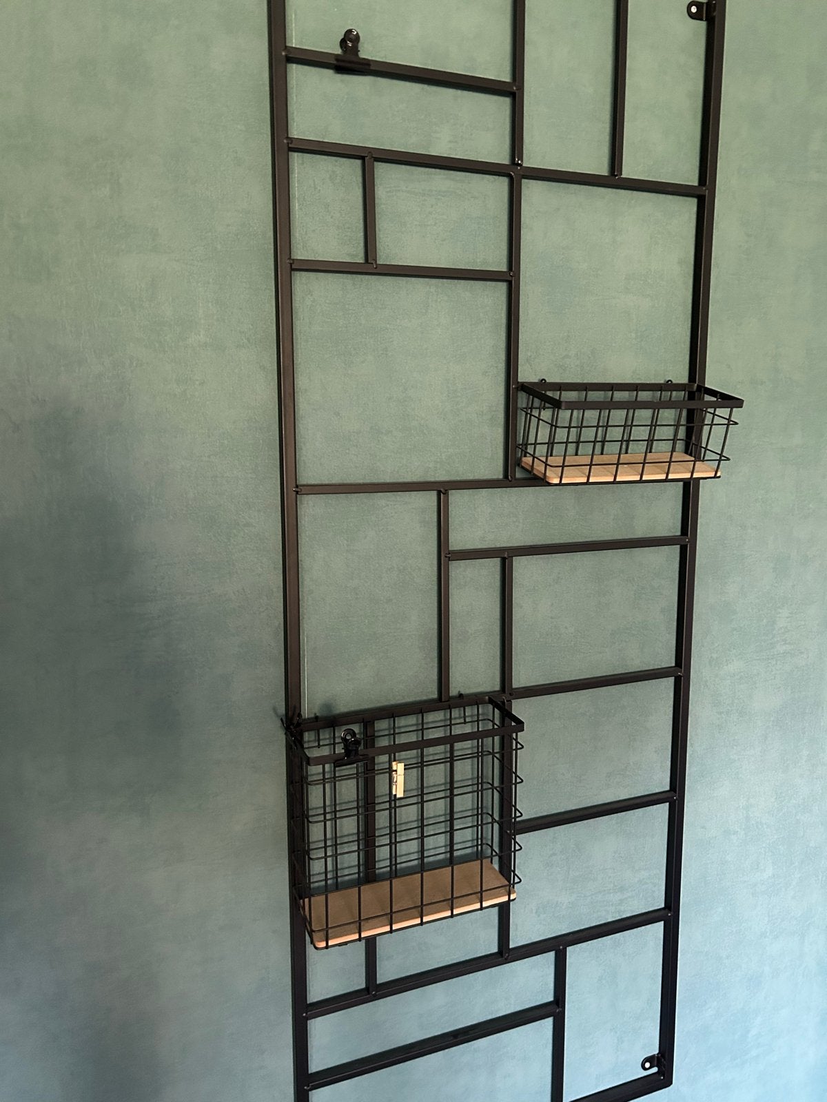 Zwart metalen wandrek met houten planken en mandjes, Huis en Inrichting, Ophalen, Zo goed als nieuw