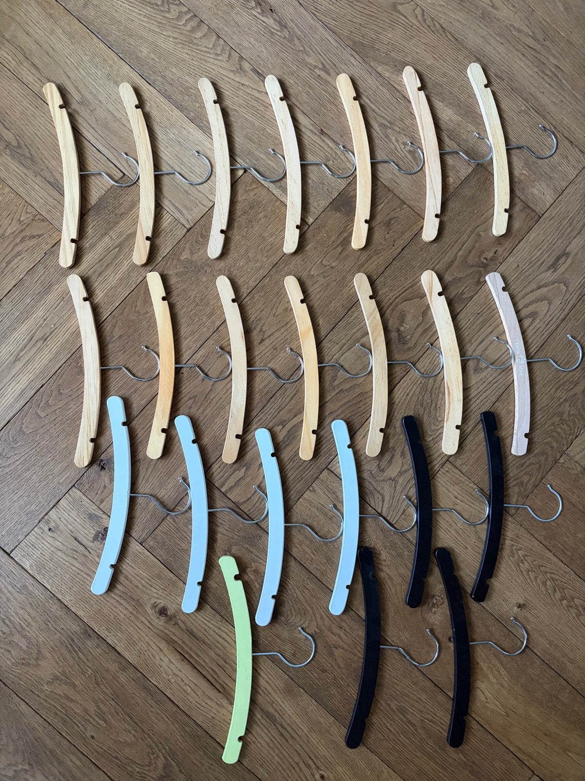 25 houten hangertjes voor baby/kind, Ophalen of Verzenden, Gebruikt, Overige typen