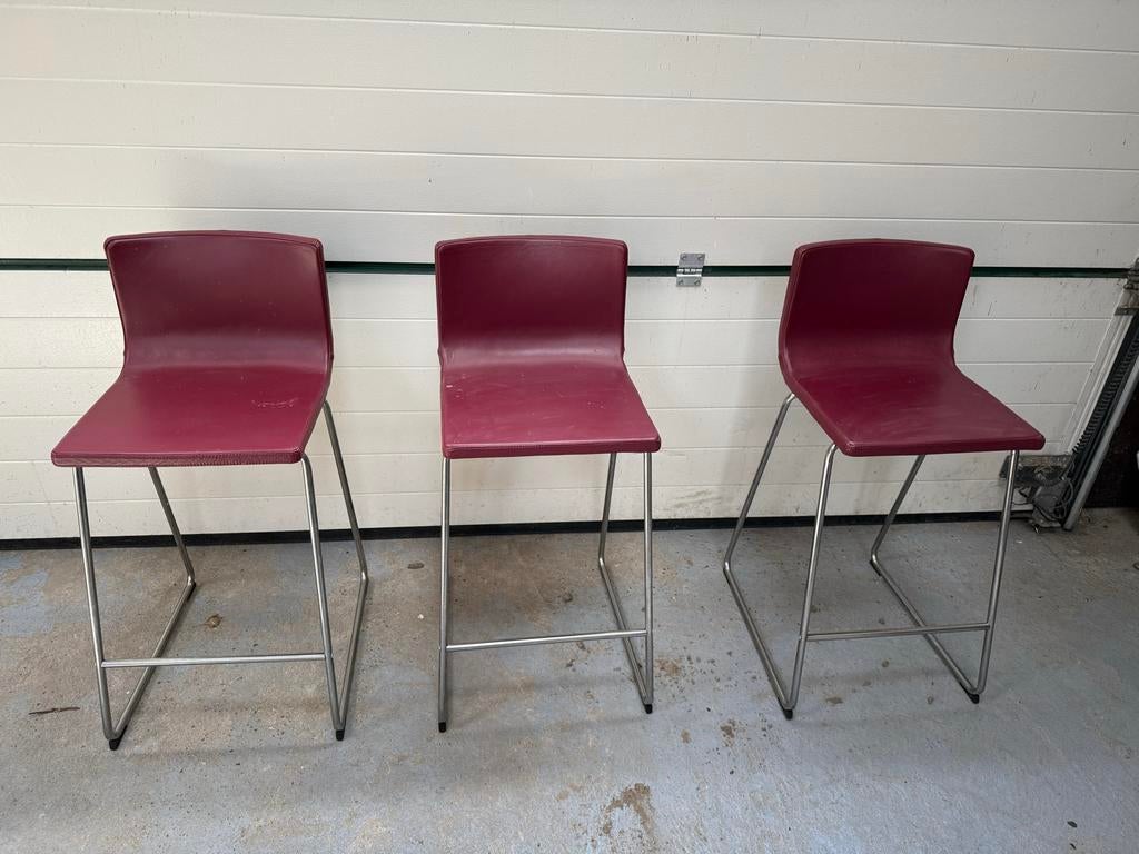 Set van 3 bordeauxrode barkrukken met metalen onderstel, Ophalen, Gebruikt, 60 tot 90 cm, Metaal