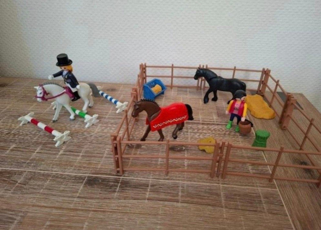 Playmobil rijbak met hindernissen 3 paarden en 2 ruiters, Ophalen of Verzenden, Zo goed als nieuw