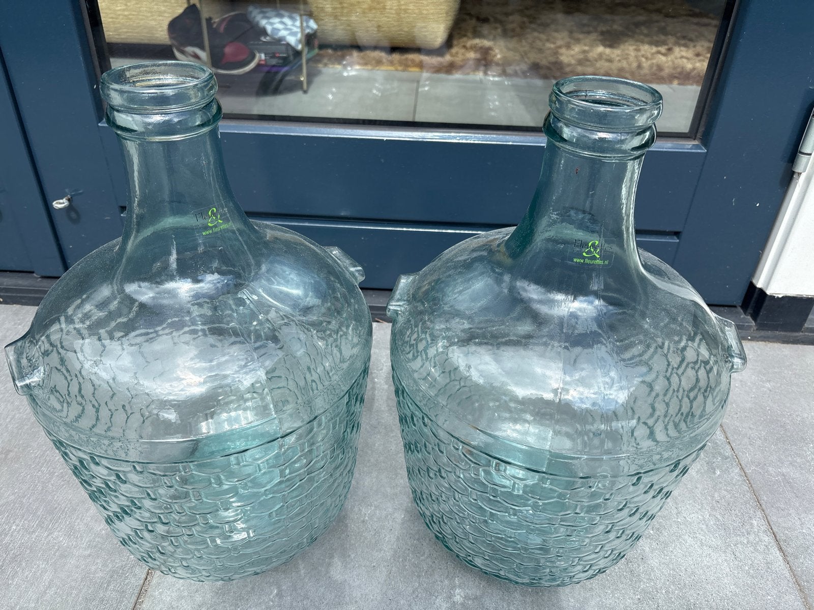 Set van 2 grote glazen flessen / mandflessen, Antiek en Kunst, Ophalen
