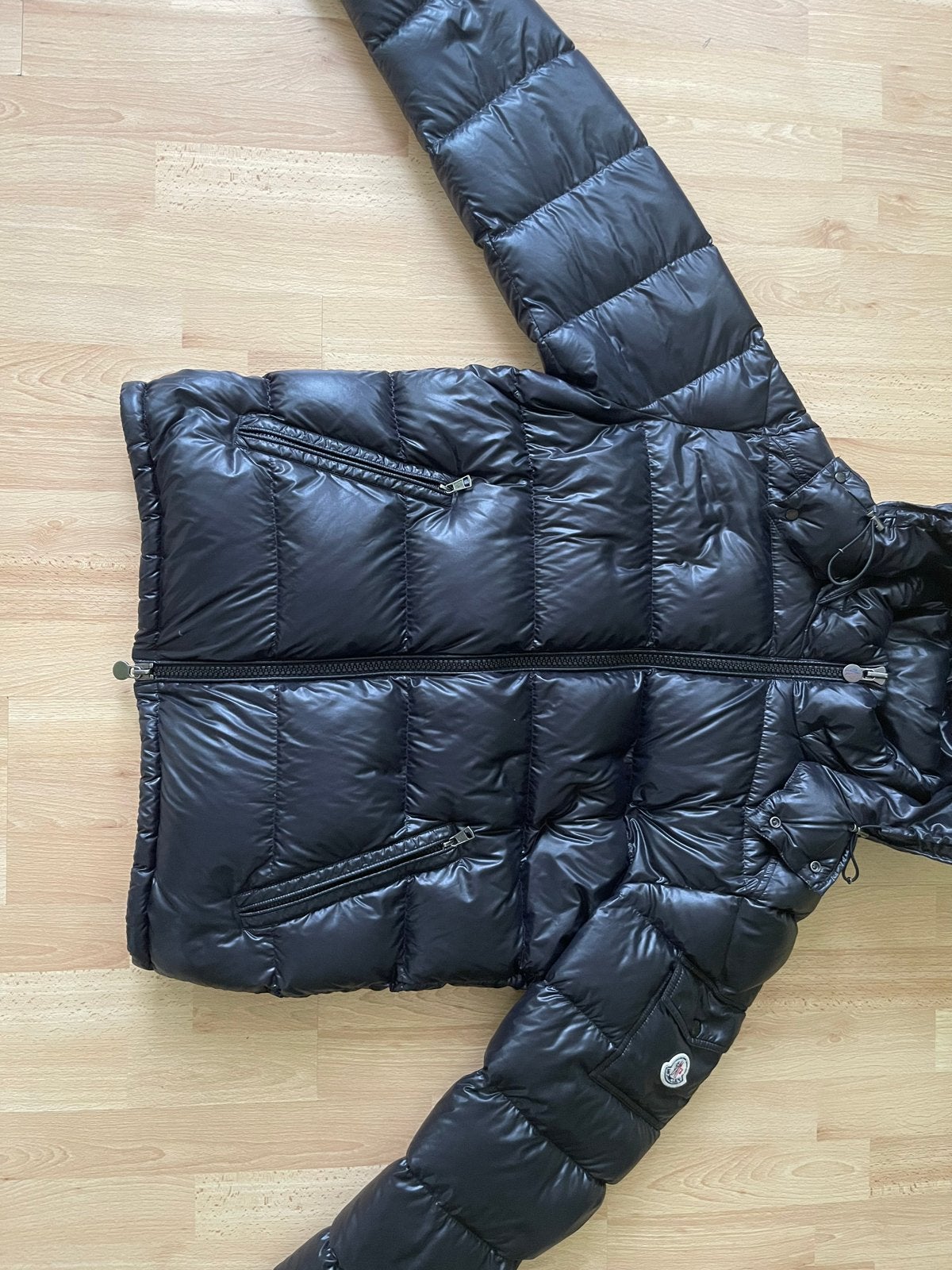 Moncler Maya Glanzende Zwarte Donsjas Maat 4 (L), Ophalen of Verzenden, Zo goed als nieuw, Maat 52/54 (L), Zwart