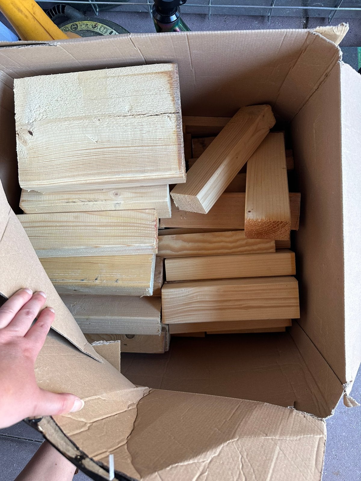 Doos vol met aanmaak hout, Minder dan 3 m³, Ophalen