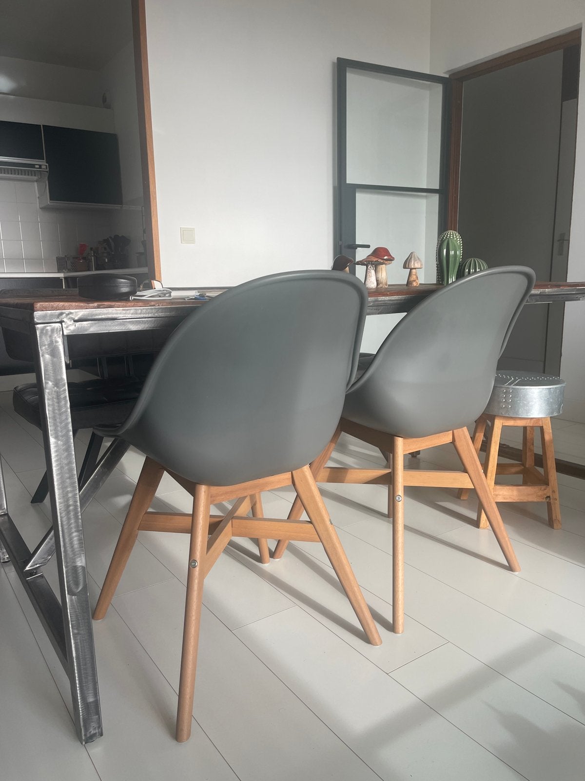 Fanbyn 2 eetkamerstoelen, Ophalen, Zo goed als nieuw, Grijs