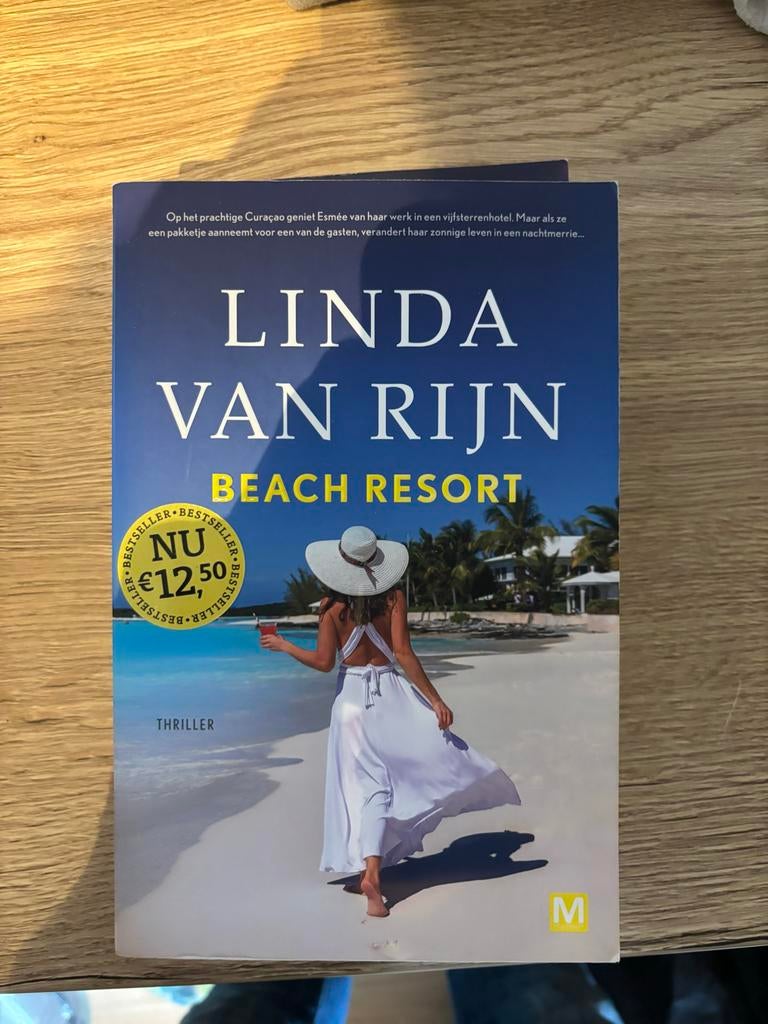 Linda van Rijn - Beach Resort (Thriller), Ophalen of Verzenden, Gelezen, Nederland