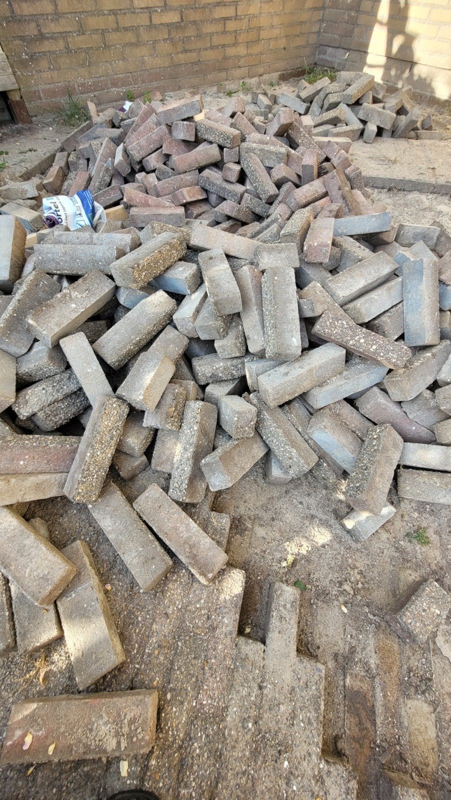 Gratis afhalen: Grindtegels en betonnen bank, Ophalen, Gebruikt, Beton, Terrastegels
