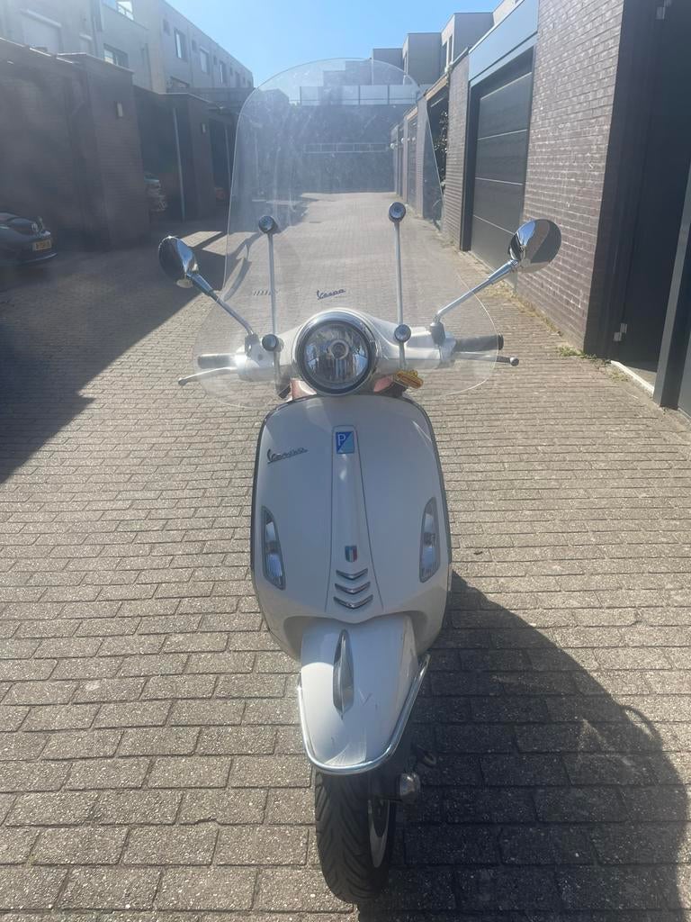Vespa Primavera wit, Fietsen en Brommers, Scooters | Vespa, Ophalen, Gebruikt, Benzine, Overige modellen