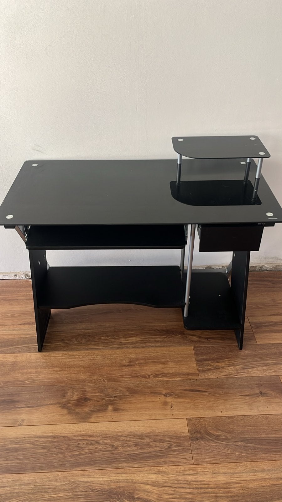 Zwart computerbureau met glazen blad en lade, Ophalen, Zwart, Gebruikt, Met lades