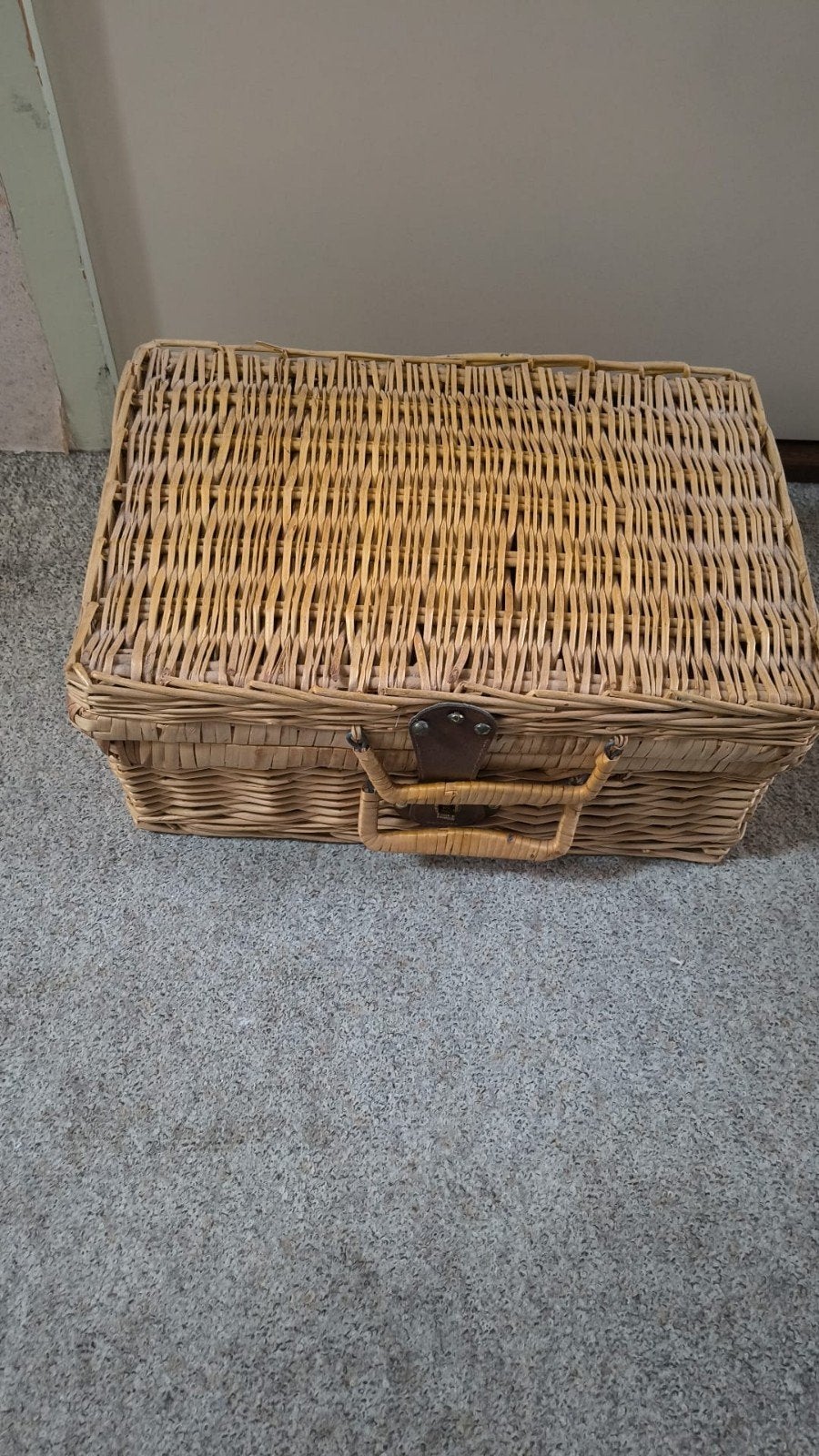 Vintage rieten picknickmand met Schotse ruit voering, Hobby en Vrije tijd, Picknickmanden, Ophalen of Verzenden, Gebruikt, Zonder inhoud