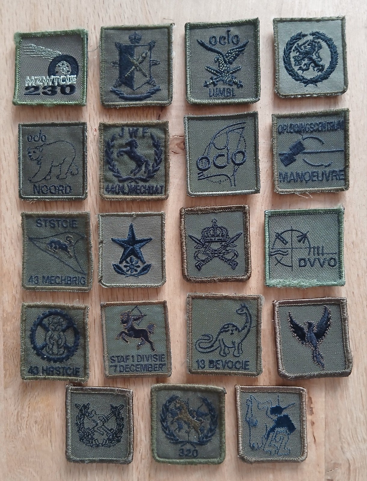 Borstemblemen,  € 2 per stuk, Ophalen of Verzenden, Landmacht, Nederland, Embleem of Badge