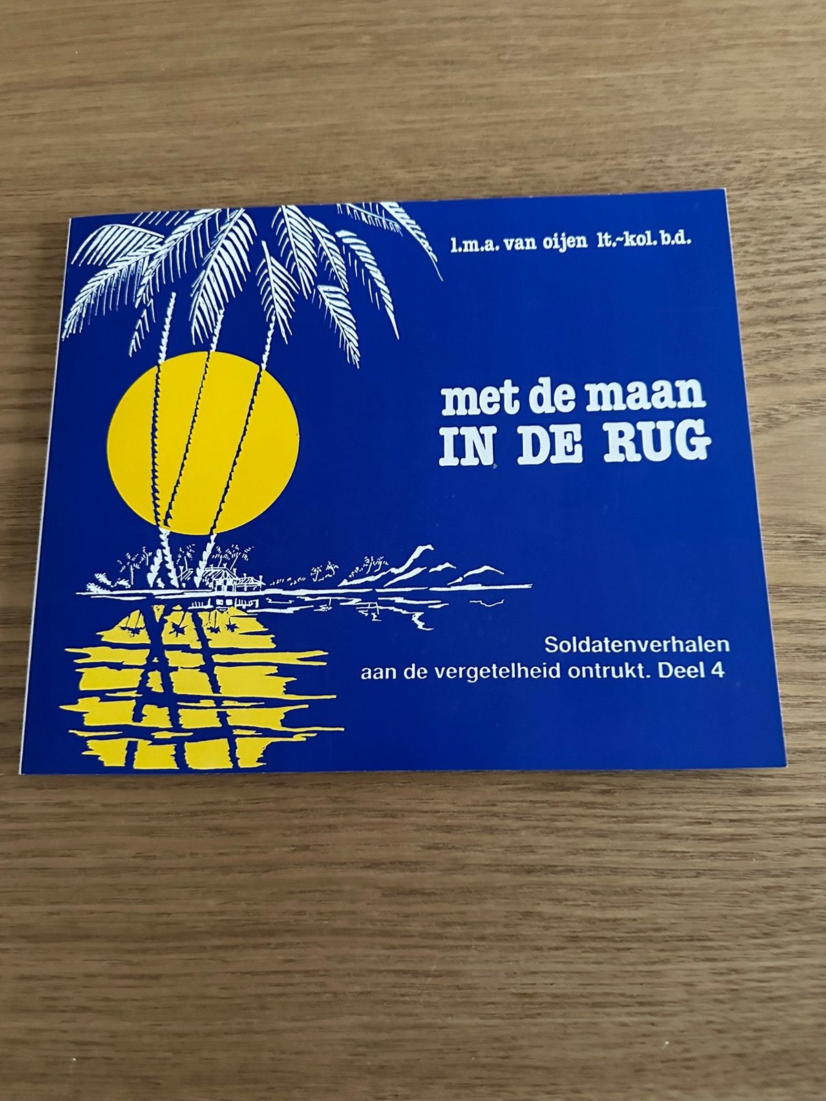 Met de maan in de rug. L.M.A. van Oijen., Ophalen of Verzenden, Gelezen
