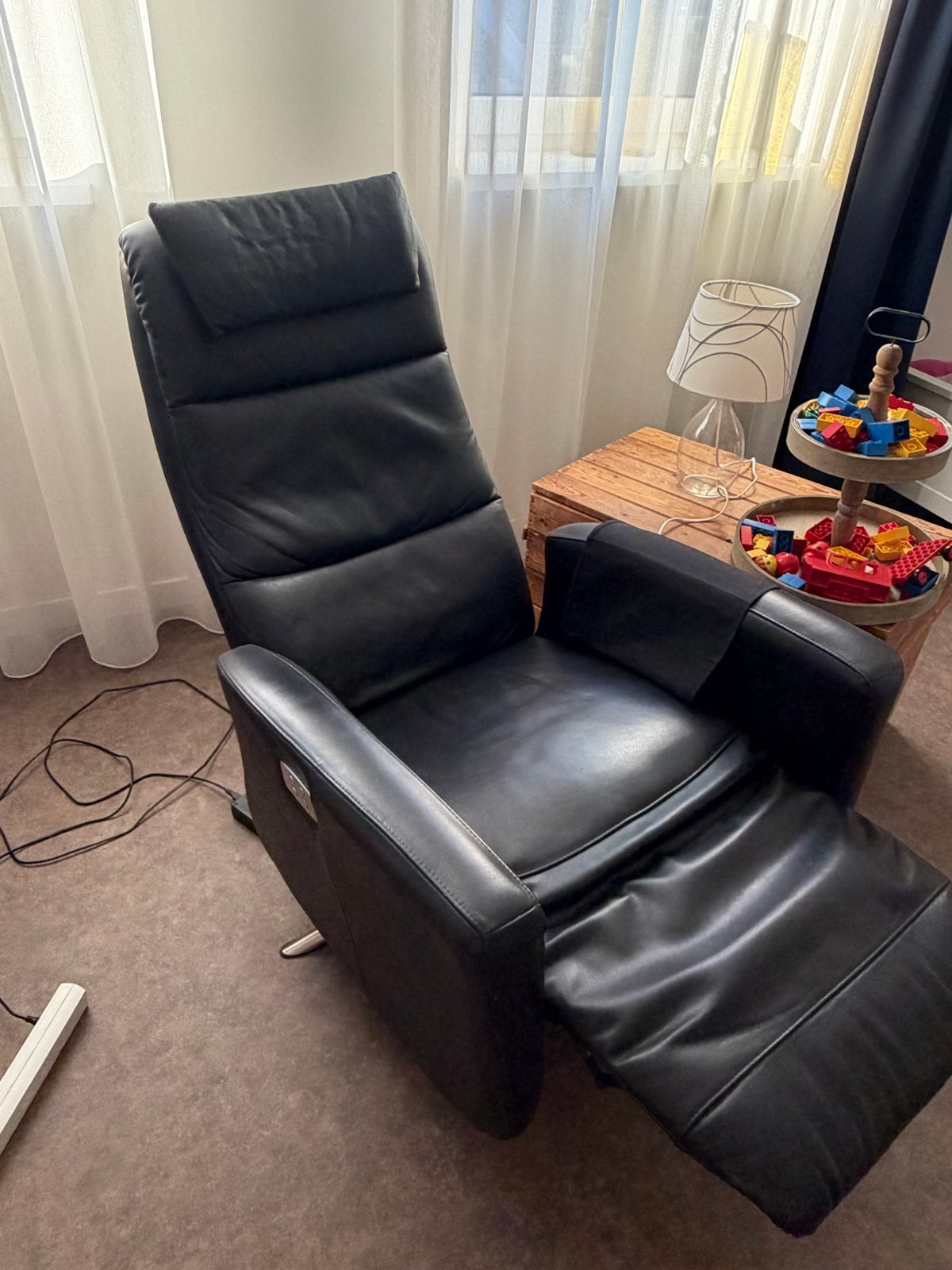 Zwarte relaxfauteuil met elektrische verstelling, Ophalen, Gebruikt, Leer, 75 tot 100 cm