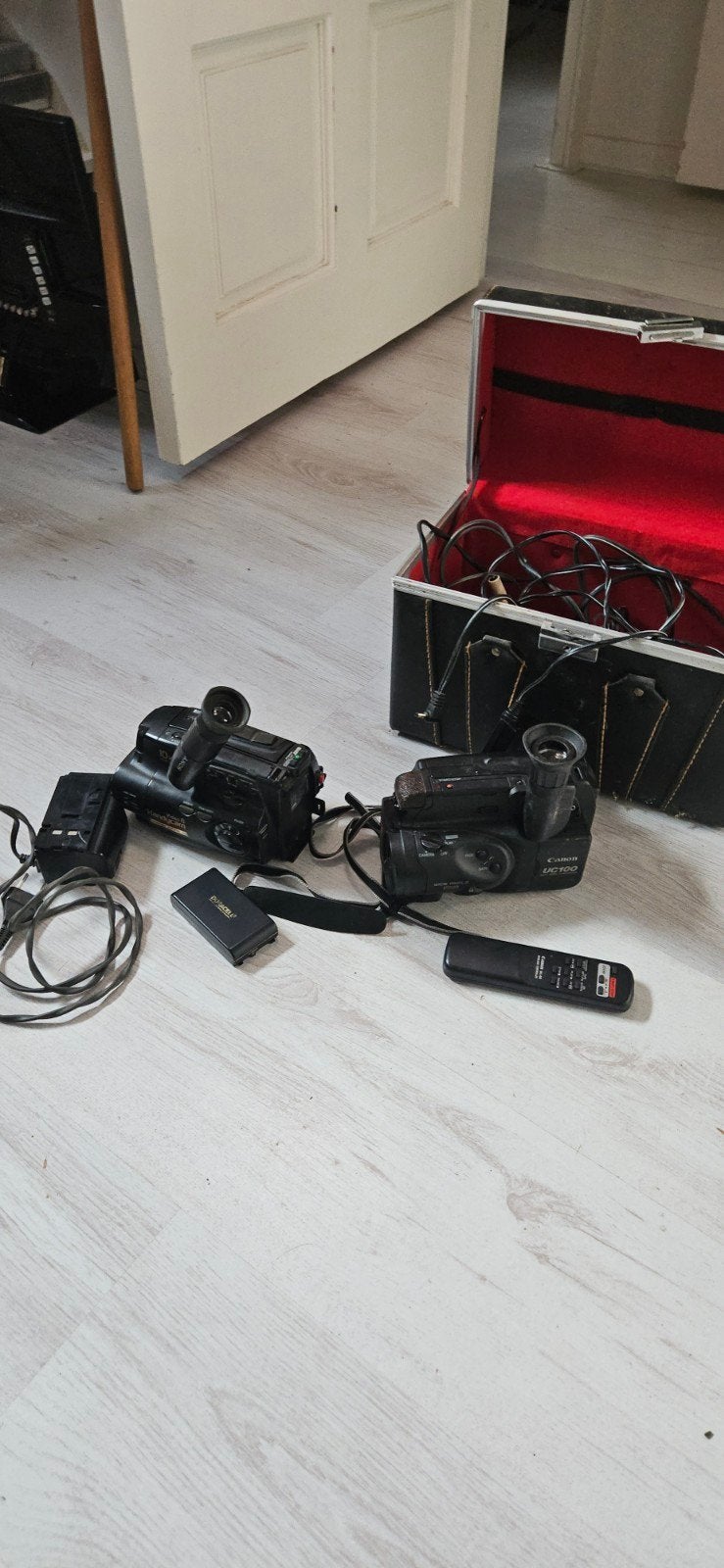Vintage Videocamera's: Canon UC100 & Sony Video Hi8, Audio, Tv en Foto, Ophalen, Gebruikt, Camera, Canon