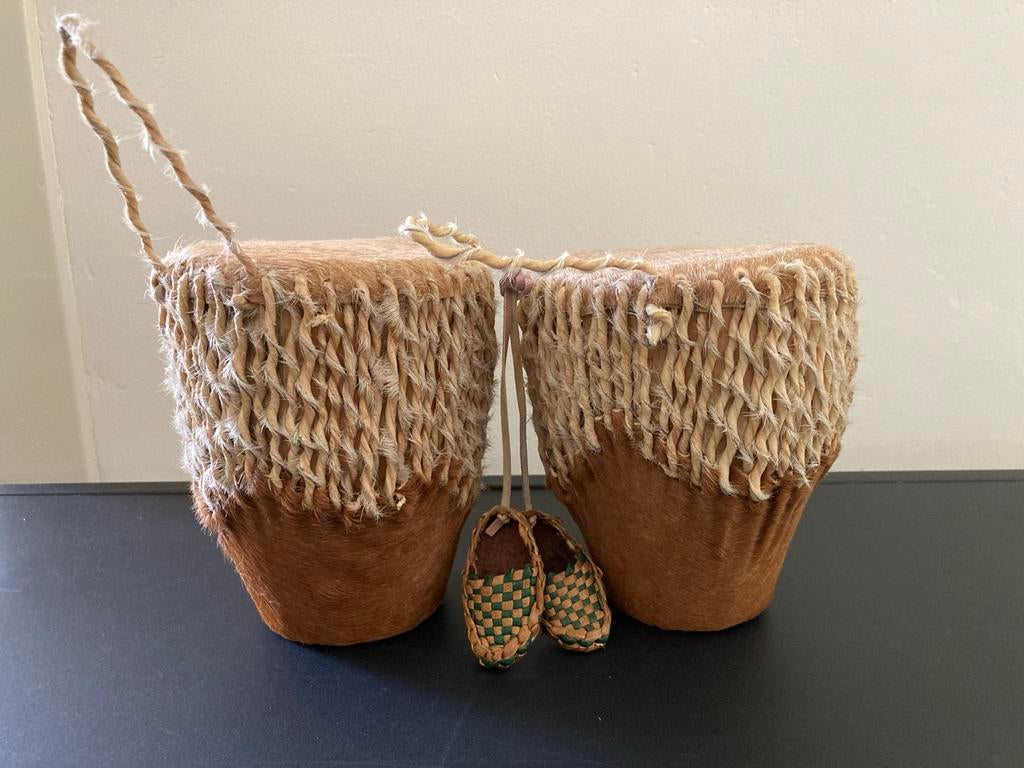 Decoratieve Afrikaanse Bongo Trommels met Miniatuur Schoentj, Muziek en Instrumenten, Percussie, Ophalen of Verzenden, Zo goed als nieuw