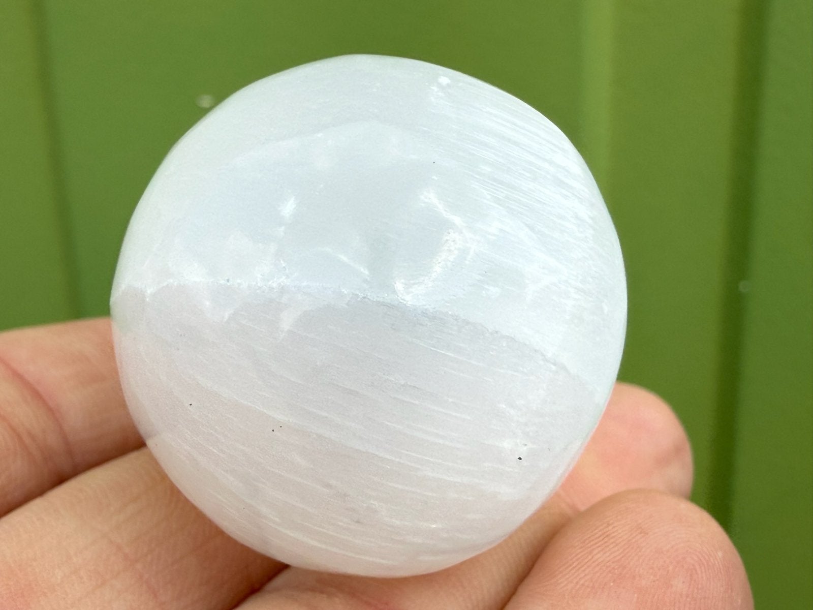 Witte Seleniet satijnspaat bol mineralen, Ophalen of Verzenden, Mineraal