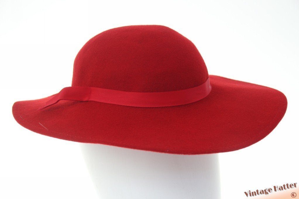 Vintage Wijde en lage dameshoed Doeskin rood wolvilt 54,5 XS, 55 cm (S, 6⅞ inch) of minder, Hoed, Doeskin U.S.A., Ophalen of Verzenden