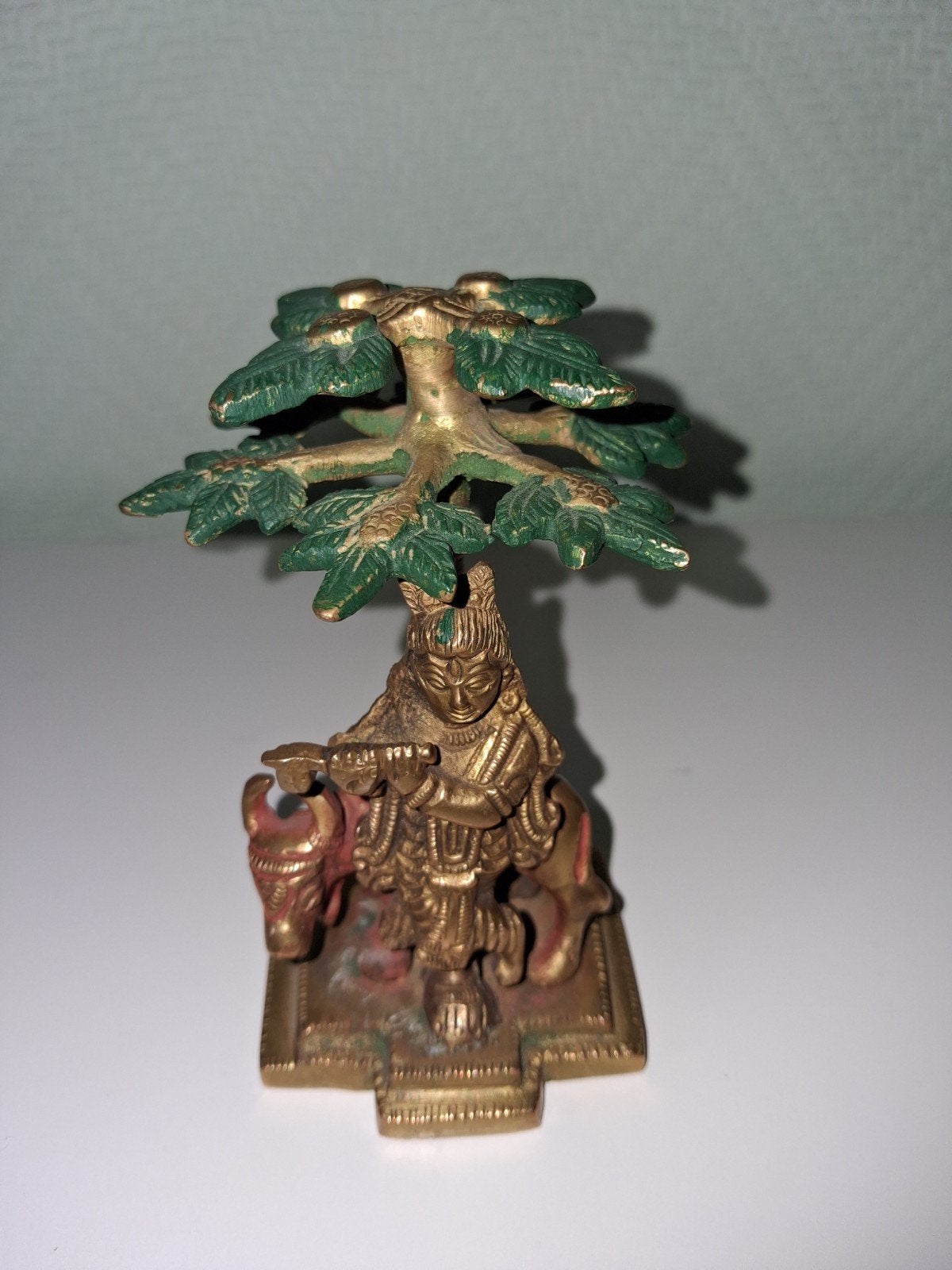 Vintage bronzen beeldje: Krishna onder boom, Minder dan 20 cm, Ophalen of Verzenden, Beeld, Goud