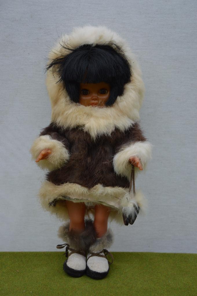 Vintage meisjes Eskimo pop handgemaakte outfit van bont, Ophalen of Verzenden, Gebruikt, Pop