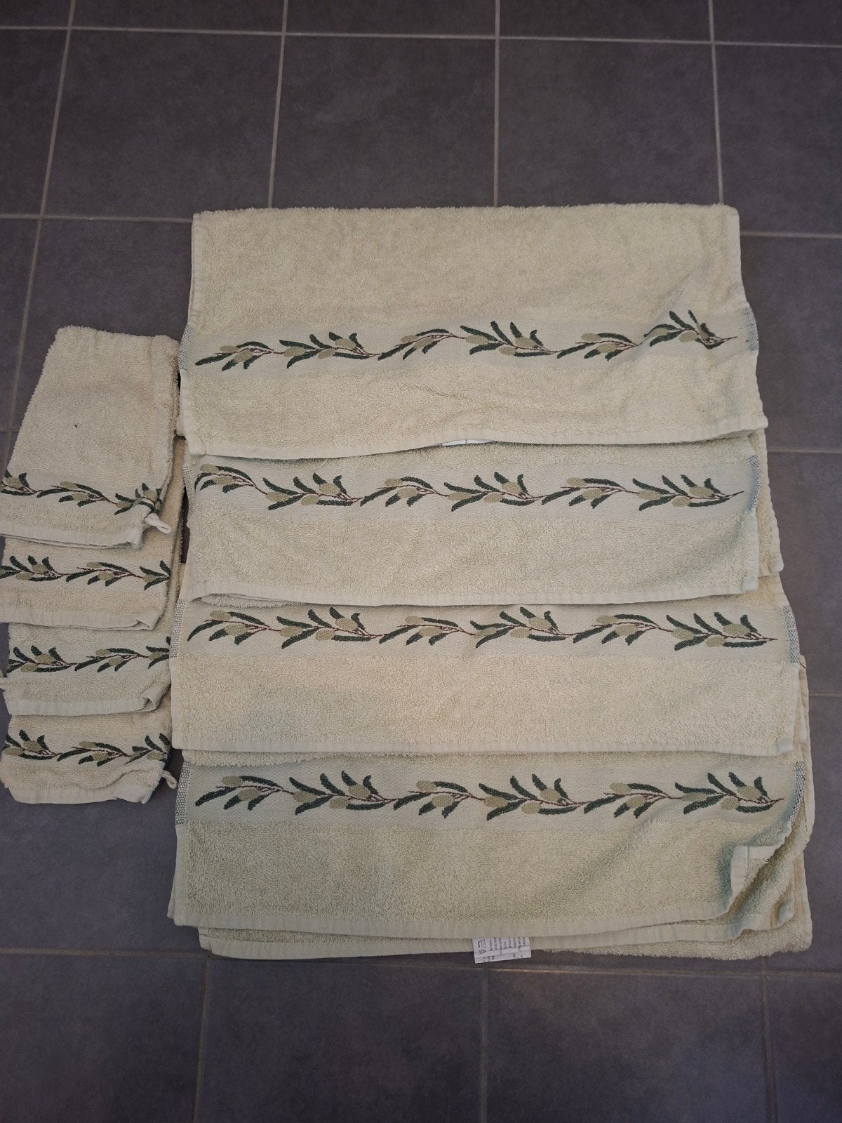 4 handdoeken en 4 washandjes met olijfolie motief, Ophalen of Verzenden, Nieuw, Handdoek