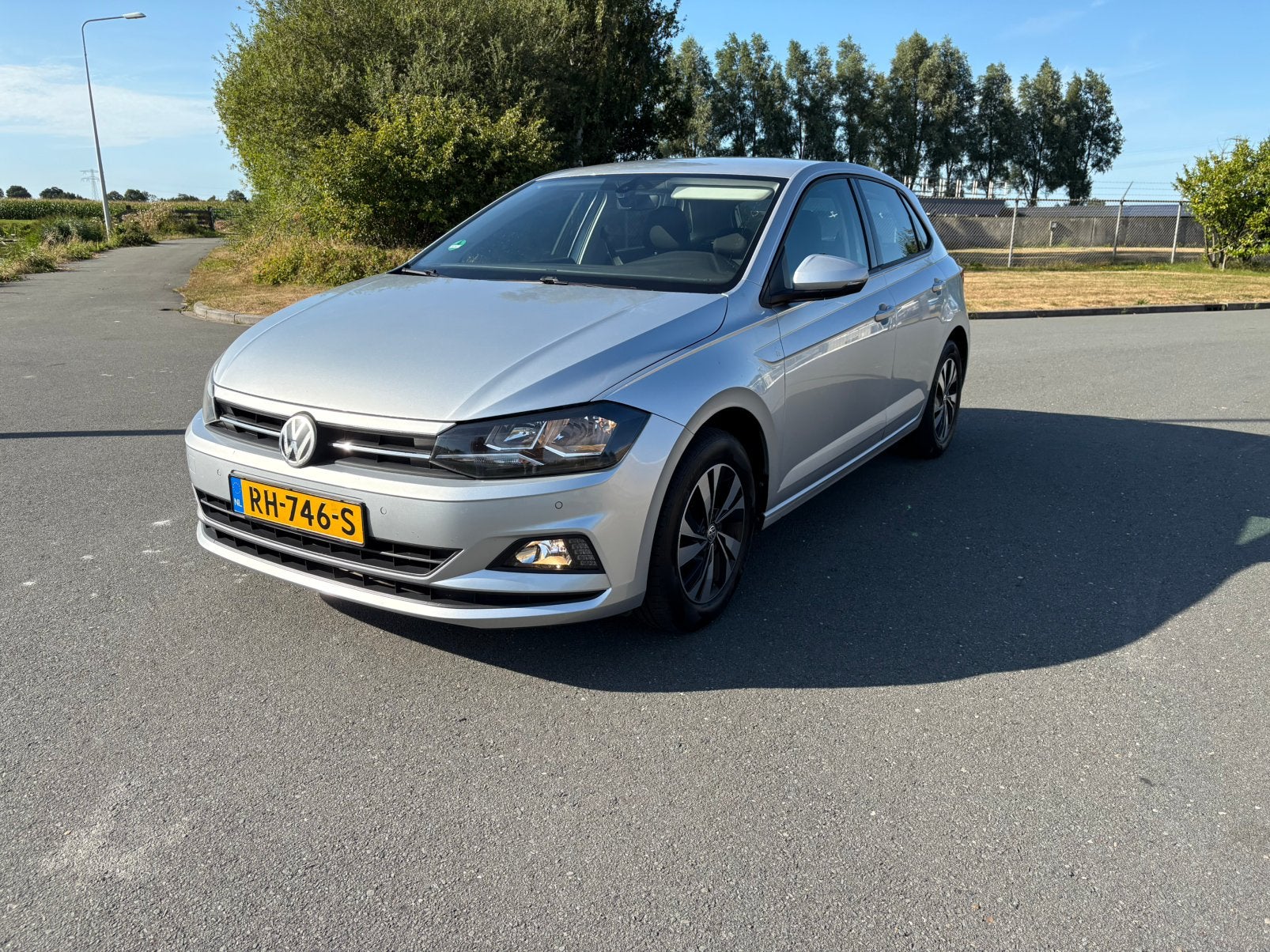 Volkswagen Polo 1.0 TSI 70KW 2017 grijs, Voorwielaandrijving, Stof, 40 €/maand, Zwart