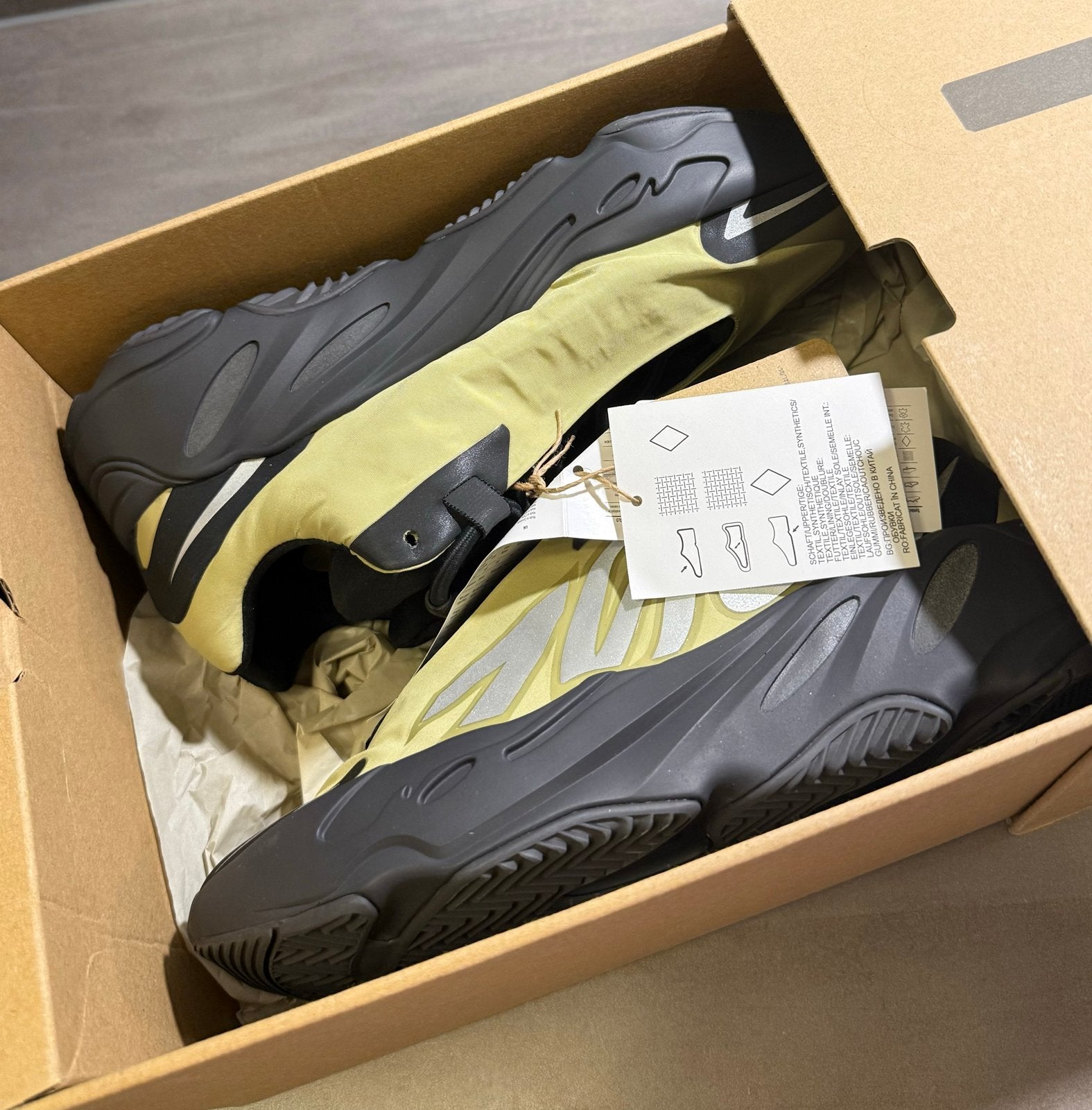 Adidas Yeezy 700 MNVN Resin Maat 40 Nieuw, Ophalen of Verzenden, Nieuw, Overige kleuren, Sneakers of Gympen